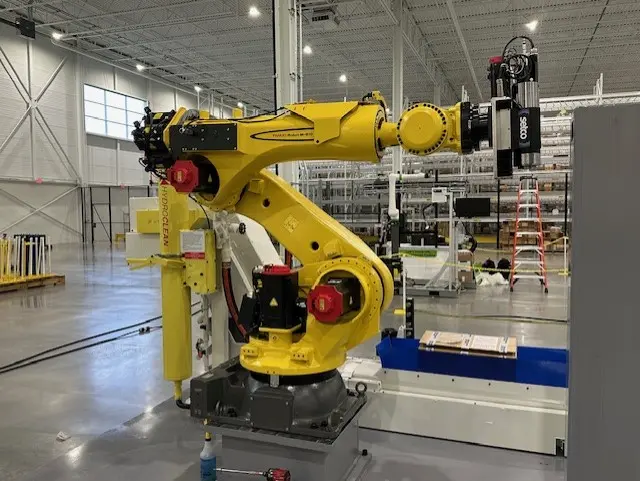 Setco M810-Roboterspindel, montiert an einem Roboterarm für End-of-Arm-Tooling-Anwendungen.